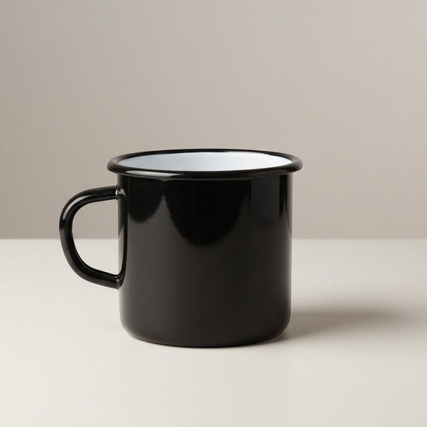 Vaisselle Emaillée black enamel mug with white interior, 400ml capacity, suitable for hot or cold drinks.