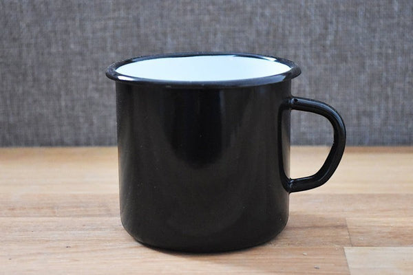 Vaisselle Emaillée black enamel mug with white interior, 400ml capacity, classic camping style.