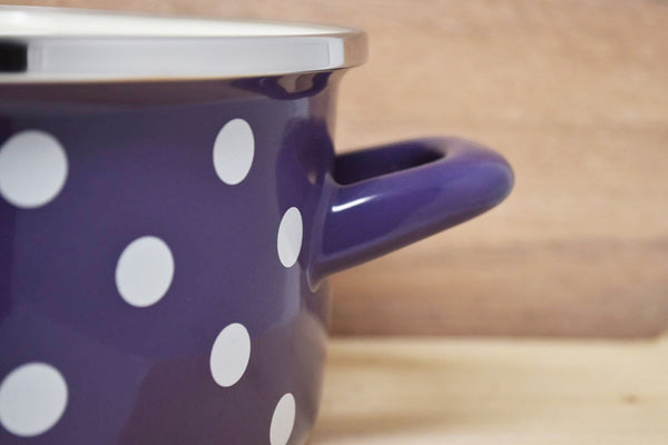 Vaisselle Emaillée purple enamel pot with white polka dots, silver trim, and glass lid. 3.5L capacity.
