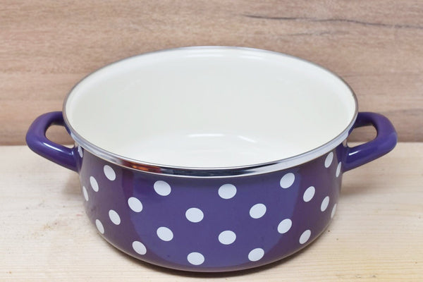 Vaisselle Emaillée purple enamel pot with white polka dots, 3.5L capacity, 22cm diameter, suitable for stovetop and oven.