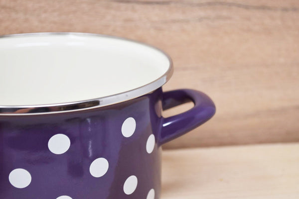 Vaisselle Emaillée purple enamel pot with white polka dots, 2L capacity, suitable for stovetop and oven.