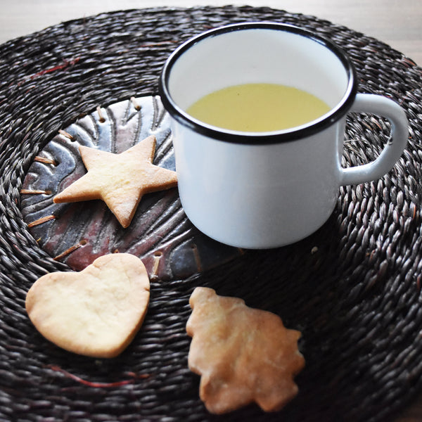 Vaisselle Emaillée white enamel mug with black rim, 250ml, perfect for hot or cold drinks.