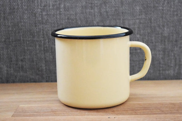 Vaisselle Emaillée yellow enamel metal mug with black rim, 400ml capacity, suitable for hot or cold drinks.